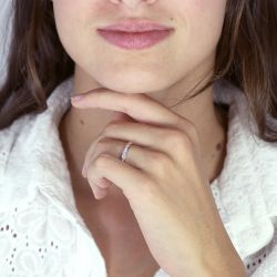 Bague femme alliance serti rail or 750/1000 blanc et diamants - alliances - edora - 2