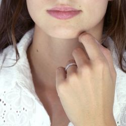 Bague femme alliance serti rail or 750/1000 blanc et diamants - alliances - edora - 2