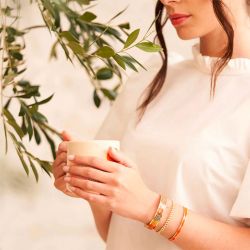 Bracelet femme manchette louise's garden acier doré et laque fleur de lys  mof1214 - bracelets-femme - edora - 1